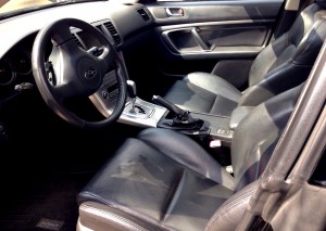 CARandGAS Subaru Legacy interior delantero