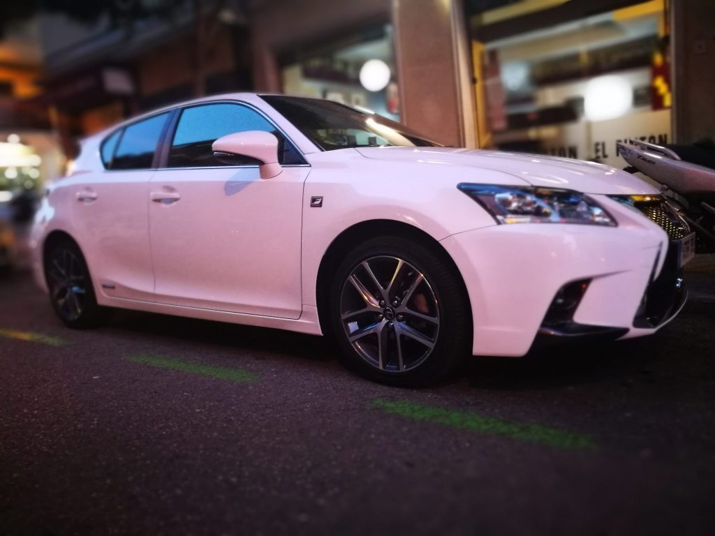 Lateral Lexus CT200h